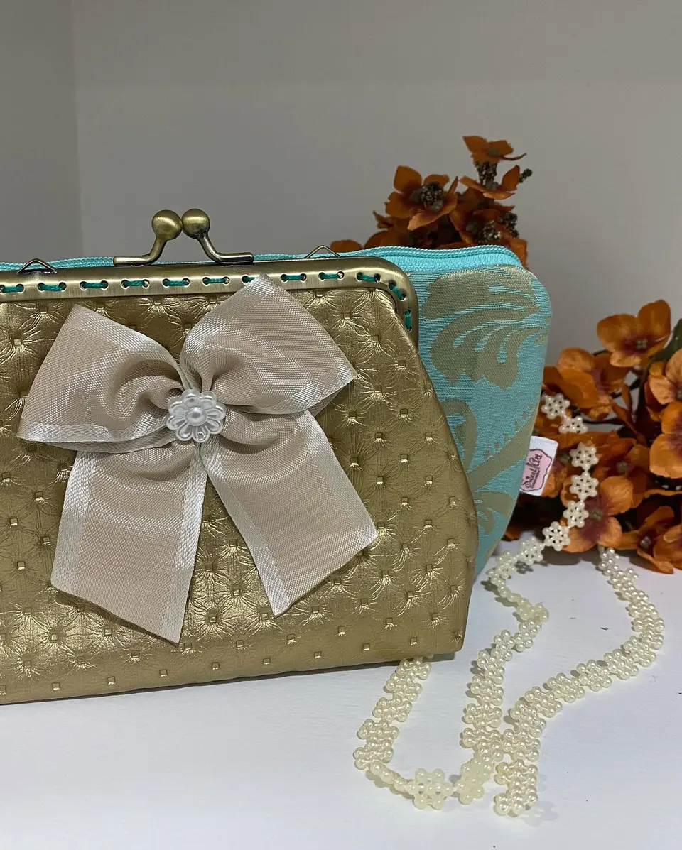 Pormenor de tecido acolchoado dourado com laço de organza.