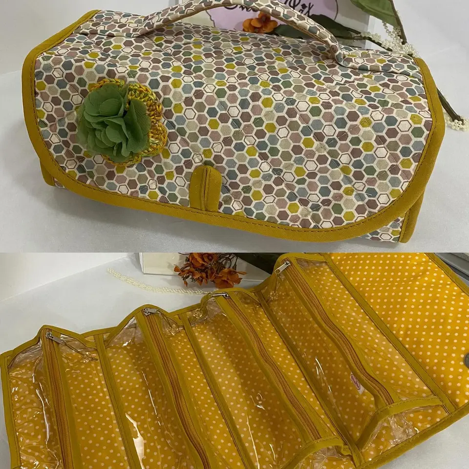 Organizador de viagem em tecido geométrico, fechado e aberto com bolsas transparentes.